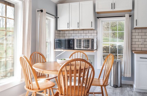 Bantam House | Cozy Guest House on 15 Acres