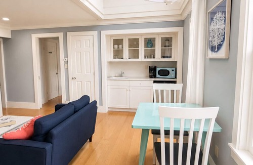Freeport House | Cozy Guest Suite with Fireplace