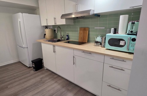 Glenridge Apartment | ​Cozy Heaven STC - Private & Modern Basement Suite