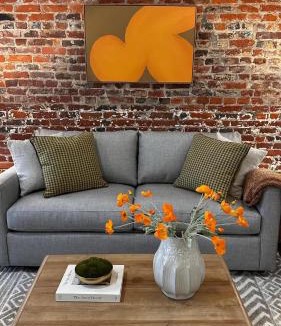 Old City Apartment | Cozy & Historic Old City 2 Bedroom - Sleeps 5