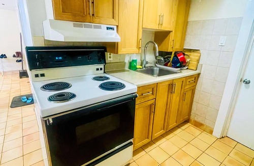 Islington - City Centre West House | Cozy Home | Fast WiFi, Workspace | Minutes to Lakeshore , Airport & Movies