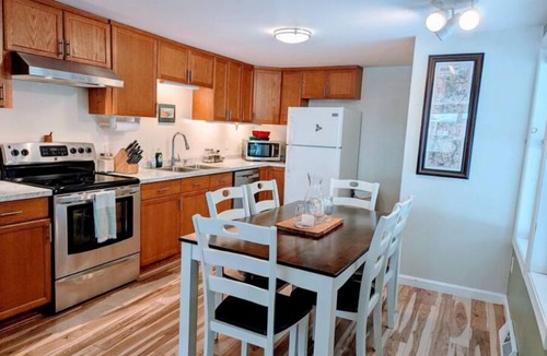 Burlington House | Cozy Home near Burlington