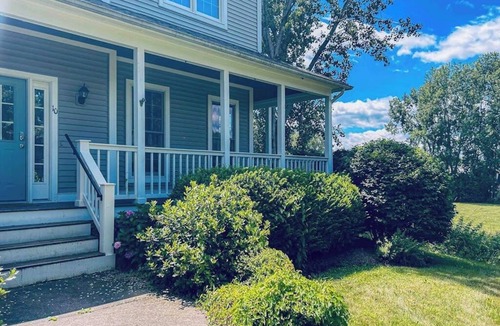 South Burlington House | Cozy home near park, deck, patio, bbq, soaking tub, TV, basketball, office, w/d