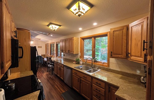 Newbury House | Cozy Home with Lake Sunapee Access 2 Min walk/7 Mins to Mount Sunapee