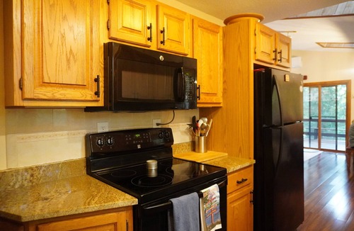Newbury House | Cozy Home with Lake Sunapee Access 2 Min walk/7 Mins to Mount Sunapee