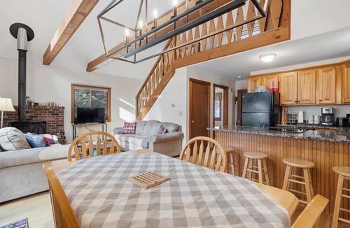 Bridgton Cabin | Cozy Hot Tub Cabin Near Pleasant Mountain Sleeps 8 Family-Friendly