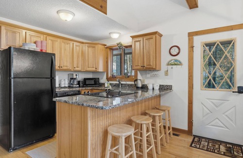 Bridgton Cabin | Cozy Hot Tub Cabin Near Pleasant Mountain Sleeps 8 Family-Friendly