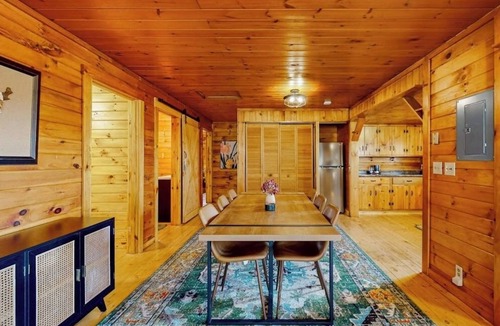 Glover House | Cozy house w/mountain views, large yard, firepit, wifi, jetted tub, TV, EV