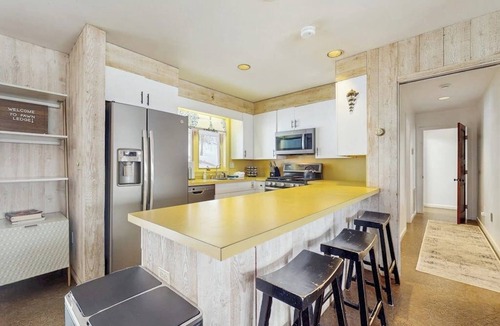Jamaica House | Cozy house w/mtn views, sauna, fire pit, BBQ, fireplace, w/d, deck, wifi, EV