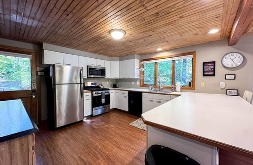 Birch Hill House | Cozy Impressive Group Cabin with Game Room, Jacuzzi and Fire Pit in New Hampshire