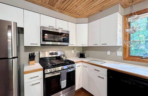 Birch Hill House | Cozy Impressive Group Cabin with Game Room, Jacuzzi and Fire Pit in New Hampshire