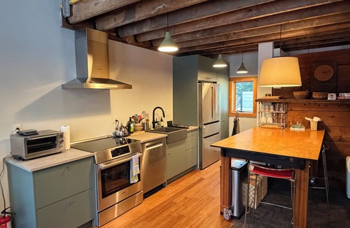 Manchester Center Apartment | Cozy In Town Manchester Studio w/Loft Bedroom.