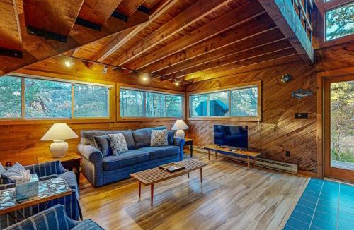 Edgartown House | Cozy Island Cabin