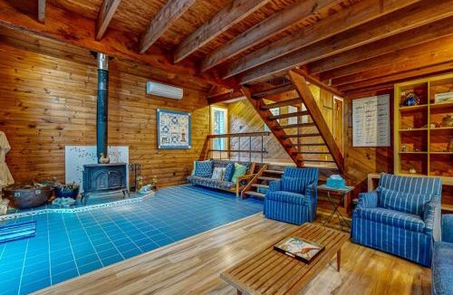 Edgartown House | Cozy Island Cabin