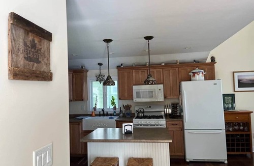 Kennebunk Cottage | Cozy Kennebunk Pond Cottage Sleeps 8—Kayaks & Dock!