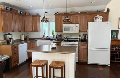 Kennebunk Cottage | Cozy Kennebunk Pond Cottage Sleeps 8—Kayaks & Dock!