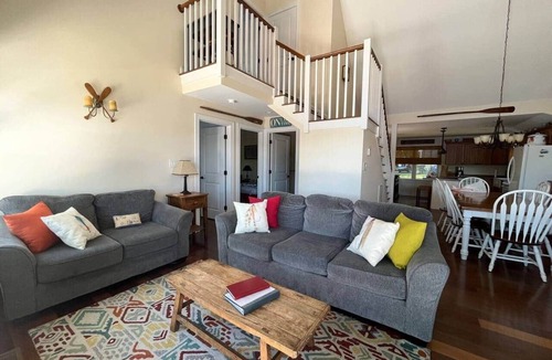 Kennebunk Cottage | Cozy Kennebunk Pond Cottage Sleeps 8—Kayaks & Dock!