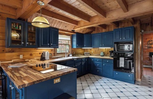Athens House | Cozy Lake Front Cabin with Hot Tub! Sleepy Hollow