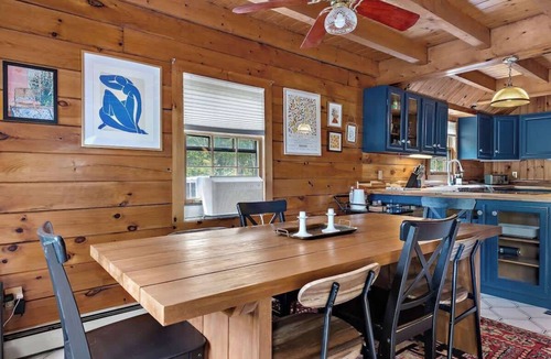 Athens House | Cozy Lake Front Cabin with Hot Tub! Sleepy Hollow