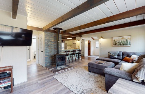 Gilford Ski Chalet | Cozy Lake Winnipesaukee & Gunstock Mnt. Chalet!