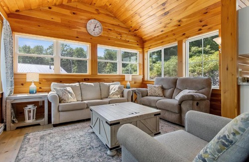 Newcastle House | Cozy Lakefront Cottage with Stunning Views, Deck, BBQ Grill, and Outdoor Firepit