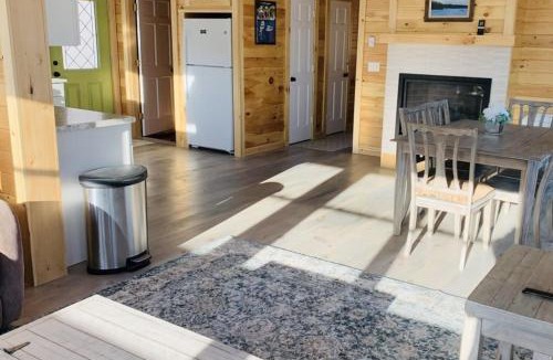 Newcastle House | Cozy Lakefront Cottage with Stunning Views, Deck, BBQ Grill, and Outdoor Firepit
