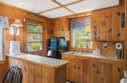 Alton Bay House | Cozy Lakefront Escape | Dock + Kayaks | Winni