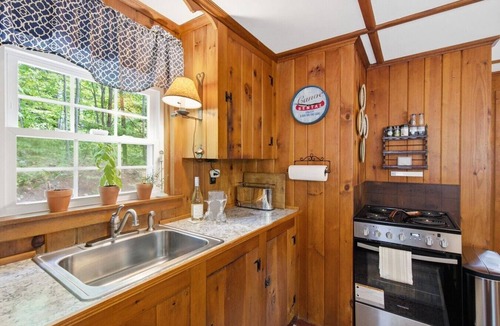 Alton Bay House | Cozy Lakefront Escape | Dock + Kayaks | Winni
