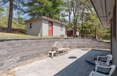 Brownfield Cottage | Cozy Lakehouse near N. Conway Beach Access, Canoe, Fire Pit, Grill & Pool Table