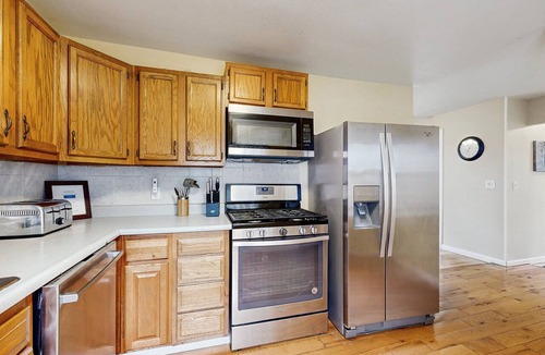 Colchester House | Cozy lakehouse, sandy beach, dock, kayaks, canoe, firepit, bbq, fireplace, a/c