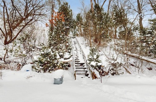Colchester House | Cozy lakehouse, sandy beach, dock, kayaks, canoe, firepit, bbq, fireplace, a/c