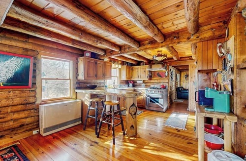 Bethel House | Cozy log cabin & loft, close to recreation, dog-friendly, bbq, balcony, a/c, w/d