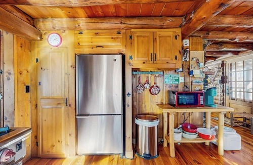 Bethel House | Cozy log cabin & loft, close to recreation, dog-friendly, bbq, balcony, a/c, w/d