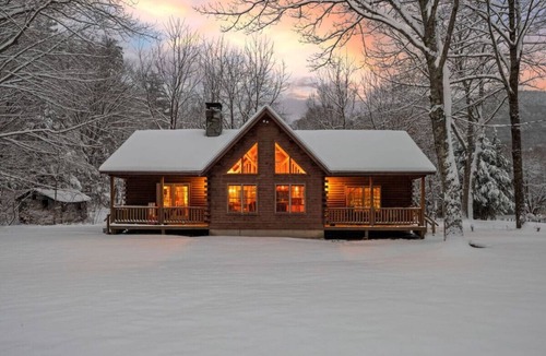 Townshend Cabin | Cozy Log Cabin on the River | Fireplace | Loft