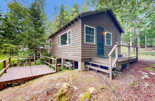 Northport Cabin | Cozy Log Cabin with Deck & Picnic Table & Gorgeous Views