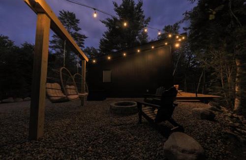 Sunday River Area Apartment | Cozy Luxury Cabin w Hot Tub, Fire Pit, King Bed