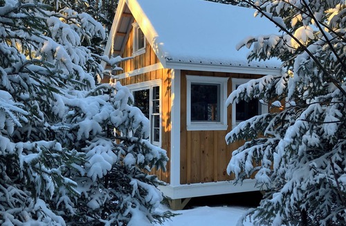 Bowdoin Cabin | Cozy Maine cabin nestled in the woods, dog-friendly