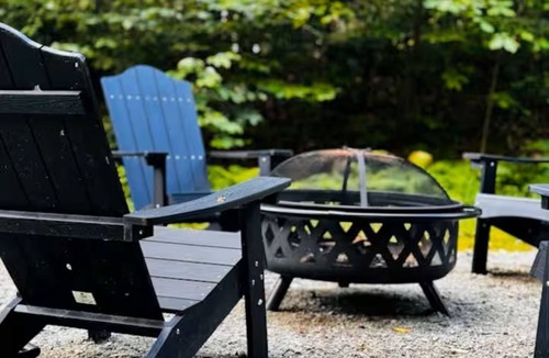 Tamworth Ski Chalet | Cozy & Modern A-Frame in the woods w/HOT TUB