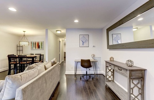 Southeast Apartment | Cozy Modern Capitol Hill apartment, 2 blocks to Metro, Walk to Attractions