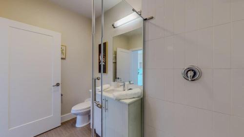 Downtown Apartment | Cozy Modern Home Free Parking