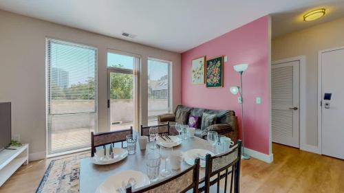 Downtown Apartment | Cozy Modern Home Free Parking