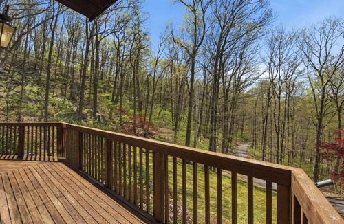 Garrison Ski Chalet | Cozy nature getaway 60 mins from NYC near WestPoint! Family Friendly with Piano!