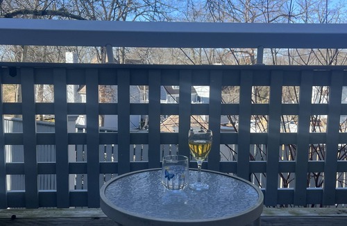 Norwich Villa | Cozy newly renovated condo, in Norwich, CT. 3 mins from Mohegan Sun Casino.
