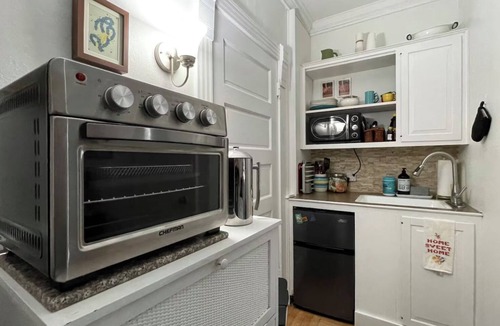 Bellevue Avenue Historic District Apartment | Cozy Newport Studio, steps to Cliff Walk, Beaches & Downtown