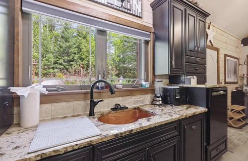 Littleton House | Cozy NH Log Home | Ski, Hike & Unwind