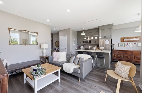 Niagara Falls House | Cozy Niagara Retreat By the Pond 3BR Home Near Falls & Brock