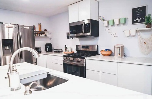 Revere House | Cozy Oasis: Luxury & Modern Apt by Revere Beach, Family-friendly!