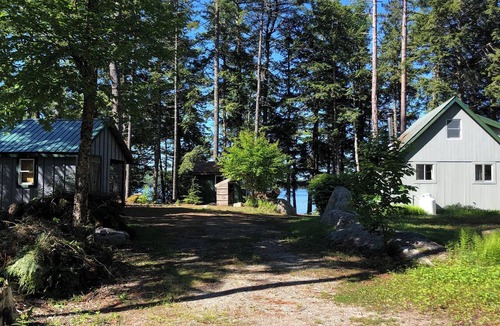 Aurora Cabin | Cozy, Off-Grid Camp on Spectacle Pond w/private water frontage!