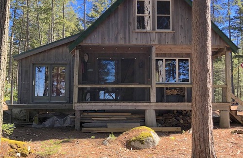 Aurora Cabin | Cozy, Off-Grid Camp on Spectacle Pond w/private water frontage!