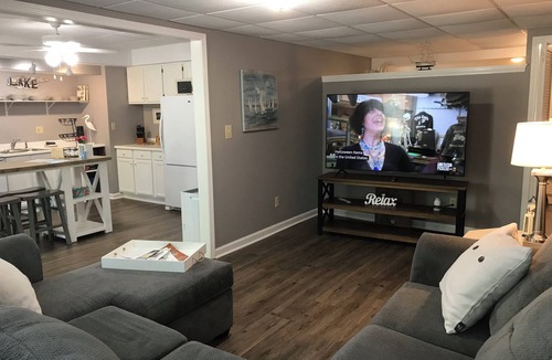 Durhamville House | Cozy one-bedroom rental steps from the lake with full amenities